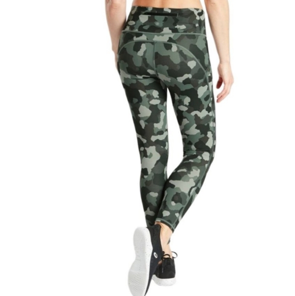 Athleta Lightning Camo 7/8 Tight Leggings Size Large - Picture 3 of 11